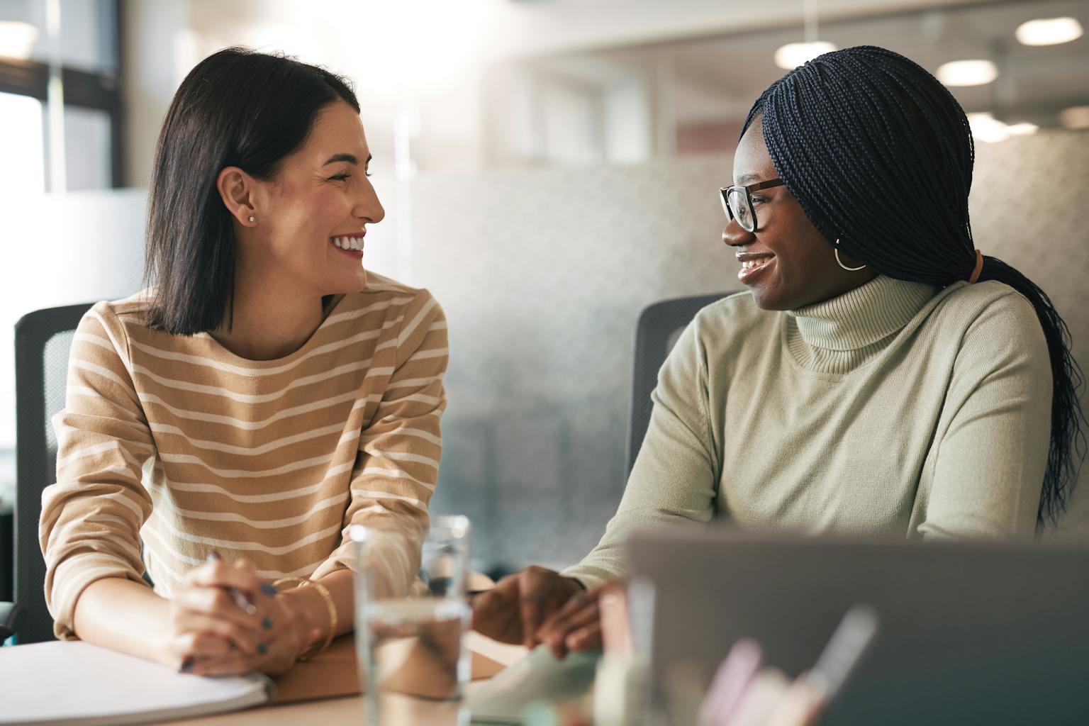 Total Rewards Statements: Employee Benefits Communication 1 Two colleagues talking at a meeting table