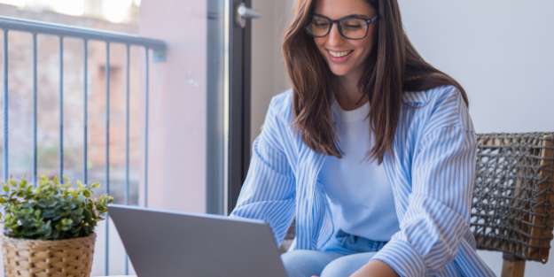 Woman taking an online Catapult HR training course on a laptop